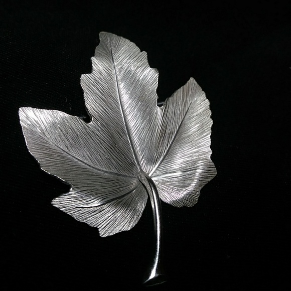 Jewelry - Vintage Maple Leaf Brooch